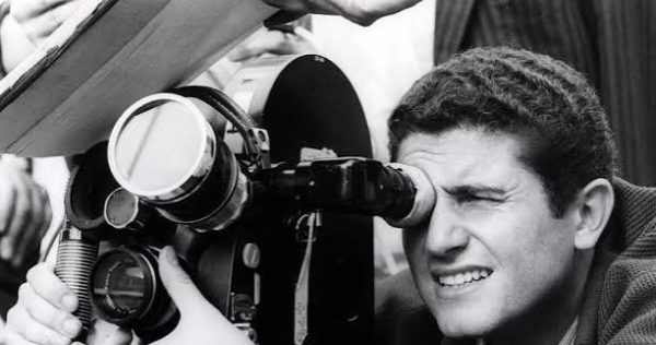 Fransız sinemasının en üretken yönetmenlerinden biri olan Claude Lelouch, yarım yüzyılı aşan kariyeri boyunca aşk, tesadüf, zaman, ayrılık ve insan ilişkilerini merkezine alan filmler çekti. Yönetmenlik koltuğunun yanı sıra senarist ve yapımcı olarak da çalışan Lelouch, özellikle 1966 yapımı Un homme et une femme (Bir Kadın ve Bir Erkek) filmiyle dünya çapında ün kazandı.