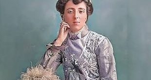 Kanadalı yazar Lucy Maud Montgomery, dünya edebiyatında özellikle Anne of Green Gables romanıyla iz bırakan önemli isimlerden biridir. 20. yüzyılın başlarında kaleme aldığı eserlerle yalnızca çocuk ve gençlik edebiyatına katkıda bulunmakla kalmayan Montgomery, kadınların, gençlerin ve küçük toplulukların yaşamını merkeze alan anlatılarıyla geniş bir okur kitlesine ulaştı.