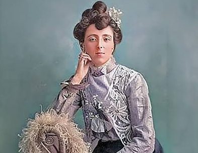 Kanadalı yazar Lucy Maud Montgomery, dünya edebiyatında özellikle Anne of Green Gables romanıyla iz bırakan önemli isimlerden biridir. 20. yüzyılın başlarında kaleme aldığı eserlerle yalnızca çocuk ve gençlik edebiyatına katkıda bulunmakla kalmayan Montgomery, kadınların, gençlerin ve küçük toplulukların yaşamını merkeze alan anlatılarıyla geniş bir okur kitlesine ulaştı.