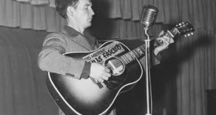 Amerikan folk müziğinin gelişiminde derin izler bırakan Woody Guthrie, yalnızca şarkı söyleyen bir sanatçı değil, aynı zamanda yaşadığı dönemin toplumsal koşullarını eserlerine taşıyan bir anlatıcıydı. Yoksulluk, göç, işsizlik, emek mücadelesi, ekonomik eşitsizlik ve sıradan insanların günlük yaşamı, Guthrie'nin şarkılarında sıkça karşılık buldu. Bu yönüyle 20. yüzyıl Amerikan kültürünün önemli figürlerinden biri haline geldi.