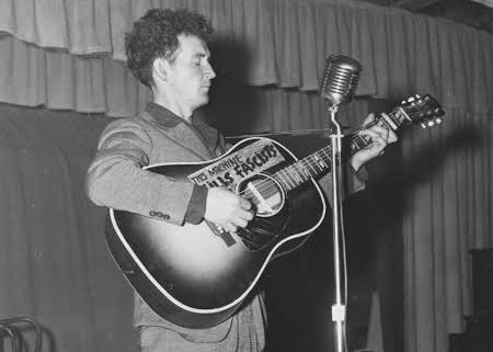 Amerikan folk müziğinin gelişiminde derin izler bırakan Woody Guthrie, yalnızca şarkı söyleyen bir sanatçı değil, aynı zamanda yaşadığı dönemin toplumsal koşullarını eserlerine taşıyan bir anlatıcıydı. Yoksulluk, göç, işsizlik, emek mücadelesi, ekonomik eşitsizlik ve sıradan insanların günlük yaşamı, Guthrie'nin şarkılarında sıkça karşılık buldu. Bu yönüyle 20. yüzyıl Amerikan kültürünün önemli figürlerinden biri haline geldi.