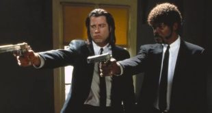 Ucuz Roman (Pulp Fiction), sinema tarihinin en fazla konuşulan, taklit edilen ve üzerinde yorum yapılan yapımlarından biridir. Quentin Tarantino’nun yönetmen koltuğunda oturduğu 1994 yapımı film, senaryosunu Tarantino’nun Roger Avary ile birlikte kaleme aldığı sıra dışı bir suç ve kara mizah örneğidir. Başrollerinde John Travolta, Samuel L. Jackson, Uma Thurman, Bruce Willis ve Ving Rhames gibi güçlü oyuncuların bulunduğu yapım, yalnızca hikâyesiyle değil, anlatım biçimi, karakterleri, diyalogları ve müzik kullanımıyla da 1990’lar sinemasının simge filmlerinden biri haline gelmiştir.