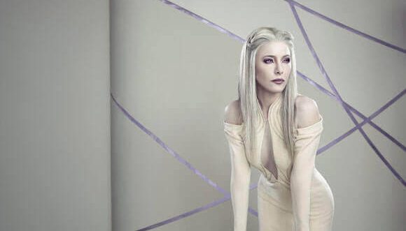İngiliz oyuncu Jaime Murray, televizyon dünyasında özellikle gizemli, güçlü ve sıra dışı kadın karakterleri canlandırmasıyla tanınan başarılı bir sanatçıdır. İngiltere'de başlayan oyunculuk serüvenini daha sonra Amerika Birleşik Devletleri'nde sürdüren Murray, farklı türlerdeki yapımlarda rol alarak geniş bir filmografi oluşturmuştur. Suç, drama, bilim kurgu, fantastik ve korku türlerinde kamera karşısına geçen oyuncu; Hustle, Dexter, Warehouse 13, Spartacus: Gods of the Arena, Defiance, Once Upon a Time, The Originals ve Gotham gibi dikkat çeken yapımlarla adını duyurmuştur.