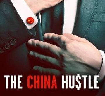Bazı belgeseller belirli bir olayı anlatır, bazıları ise izleyicinin gündelik hayatta fark etmeden içinde bulunduğu büyük sistemleri sorgulamasını sağlar. Çin Oyunu (The China Hustle), ikinci gruba dahil olan yapımlardan biri. Jed Rothstein tarafından yönetilen 2017 yapımı belgesel, Çin merkezli şirketlerin Amerikan finans piyasalarındaki yükselişini mercek altına alırken yatırım, denetim, şeffaflık ve güven kavramlarını tartışmaya açıyor.
