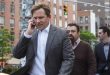 2008 küresel finans krizini konu alan yapımlar arasında The Big Short, alışılmış anlatım biçimlerinden ayrılmasıyla öne çıkan filmlerden biridir. Türkiye’de Büyük Açık adıyla bilinen 2015 yapımı film, yönetmen koltuğunda Adam McKay’i bulundururken senaryosu McKay ile Charles Randolph tarafından kaleme alınmıştır. Yapımın temel kaynağı ise gazeteci ve yazar Michael Lewis’in 2010 yılında yayımlanan aynı adlı kitabıdır.