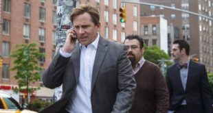 2008 küresel finans krizini konu alan yapımlar arasında The Big Short, alışılmış anlatım biçimlerinden ayrılmasıyla öne çıkan filmlerden biridir. Türkiye’de Büyük Açık adıyla bilinen 2015 yapımı film, yönetmen koltuğunda Adam McKay’i bulundururken senaryosu McKay ile Charles Randolph tarafından kaleme alınmıştır. Yapımın temel kaynağı ise gazeteci ve yazar Michael Lewis’in 2010 yılında yayımlanan aynı adlı kitabıdır.