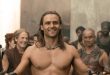 Avustralyalı oyuncu Dustin Clare, televizyon dünyasında özellikle tarihi aksiyon dizisi Spartacus ile geniş bir hayran kitlesine ulaşan başarılı aktörlerden biridir. Kariyerine Avustralya televizyonunda başlayan Clare, zaman içerisinde farklı türlerdeki yapımlarda rol alarak oyunculuk alanındaki çeşitliliğini ortaya koymuştur. Onu dünya çapında tanınan bir isim haline getiren en önemli karakter ise kuşkusuz Gannicus olmuştur.