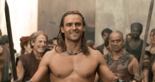 Avustralyalı oyuncu Dustin Clare, televizyon dünyasında özellikle tarihi aksiyon dizisi Spartacus ile geniş bir hayran kitlesine ulaşan başarılı aktörlerden biridir. Kariyerine Avustralya televizyonunda başlayan Clare, zaman içerisinde farklı türlerdeki yapımlarda rol alarak oyunculuk alanındaki çeşitliliğini ortaya koymuştur. Onu dünya çapında tanınan bir isim haline getiren en önemli karakter ise kuşkusuz Gannicus olmuştur.