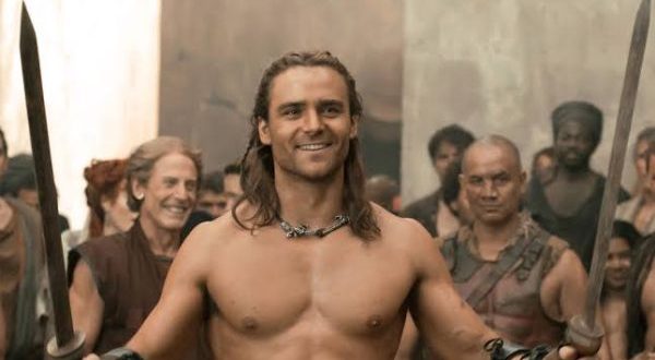 Avustralyalı oyuncu Dustin Clare, televizyon dünyasında özellikle tarihi aksiyon dizisi Spartacus ile geniş bir hayran kitlesine ulaşan başarılı aktörlerden biridir. Kariyerine Avustralya televizyonunda başlayan Clare, zaman içerisinde farklı türlerdeki yapımlarda rol alarak oyunculuk alanındaki çeşitliliğini ortaya koymuştur. Onu dünya çapında tanınan bir isim haline getiren en önemli karakter ise kuşkusuz Gannicus olmuştur.