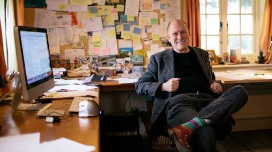 Sinema dünyasında bazı senaristler belirli bir türle özdeşleşirken bazıları farklı anlatı biçimleri arasında rahatlıkla hareket eder. William Nicholson, bu ikinci gruba dahil olan çok yönlü İngiliz yazarlardan biridir. Senaristliğin yanı sıra romancılık, tiyatro yazarlığı ve yönetmenlik yapan Nicholson; televizyon dramalarından Hollywood yapımlarına, tarihsel filmlerden kişisel ilişkilere odaklanan hikâyelere kadar geniş bir alanda eser vermiştir