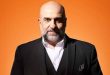 Omid Djalili, İngiltere'nin tanınan stand-up komedyenleri arasında yer alan, aynı zamanda oyunculuk ve yapımcılık çalışmalarıyla dikkat çeken çok yönlü bir sanatçıdır. İran kökenli bir ailenin çocuğu olarak Londra'da dünyaya gelen Djalili, kariyeri boyunca kültürel farklılıkları, toplumsal alışkanlıkları, kimlik meselelerini ve gündelik hayatın çelişkilerini mizahın konusu haline getirdi.