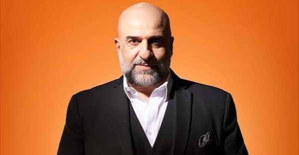 Omid Djalili, İngiltere'nin tanınan stand-up komedyenleri arasında yer alan, aynı zamanda oyunculuk ve yapımcılık çalışmalarıyla dikkat çeken çok yönlü bir sanatçıdır. İran kökenli bir ailenin çocuğu olarak Londra'da dünyaya gelen Djalili, kariyeri boyunca kültürel farklılıkları, toplumsal alışkanlıkları, kimlik meselelerini ve gündelik hayatın çelişkilerini mizahın konusu haline getirdi.