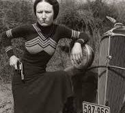 Amerikan suç tarihinin en fazla tanınan kadın figürlerinden biri olan Bonnie Parker, kısa yaşamına rağmen arkasında oldukça güçlü bir kültürel miras bıraktı. Adı, neredeyse her zaman Clyde Barrow ile birlikte anılsa da Parker'ın yaşam öyküsü yalnızca ünlü bir suç çiftinin romantik hikâyesinden ibaret değildir. Büyük Buhran'ın toplumsal atmosferi, dönemin basını, kolluk kuvvetlerinin yürüttüğü takip ve yıllar sonra sinemanın oluşturduğu anlatı, Bonnie Parker'ın gerçek kişiliğiyle efsaneleşmiş imajının birbirine karışmasına yol açmıştır.