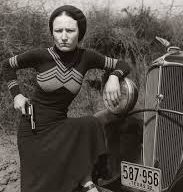 Amerikan suç tarihinin en fazla tanınan kadın figürlerinden biri olan Bonnie Parker, kısa yaşamına rağmen arkasında oldukça güçlü bir kültürel miras bıraktı. Adı, neredeyse her zaman Clyde Barrow ile birlikte anılsa da Parker'ın yaşam öyküsü yalnızca ünlü bir suç çiftinin romantik hikâyesinden ibaret değildir. Büyük Buhran'ın toplumsal atmosferi, dönemin basını, kolluk kuvvetlerinin yürüttüğü takip ve yıllar sonra sinemanın oluşturduğu anlatı, Bonnie Parker'ın gerçek kişiliğiyle efsaneleşmiş imajının birbirine karışmasına yol açmıştır.