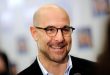 Stanley Tucci, Hollywood'un uzun soluklu kariyerlerinden birine sahip Amerikalı oyunculardan biridir. Sinema ve televizyon çalışmalarının yanı sıra yönetmenlik, senaristlik ve yapımcılık da yapan sanatçı; birbirinden oldukça farklı karakterleri başarıyla canlandırmasıyla tanınır. Dramatik rollerden komediye, biyografik yapımlardan fantastik sinemaya kadar geniş bir yelpazede çalışan Tucci, özellikle yardımcı karakterleri filmin unutulmaz parçalarından birine dönüştürme becerisiyle dikkat çekmiştir.