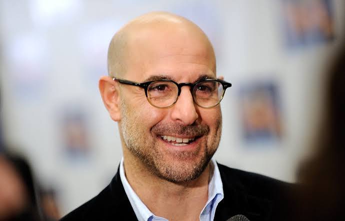 Stanley Tucci, Hollywood'un uzun soluklu kariyerlerinden birine sahip Amerikalı oyunculardan biridir. Sinema ve televizyon çalışmalarının yanı sıra yönetmenlik, senaristlik ve yapımcılık da yapan sanatçı; birbirinden oldukça farklı karakterleri başarıyla canlandırmasıyla tanınır. Dramatik rollerden komediye, biyografik yapımlardan fantastik sinemaya kadar geniş bir yelpazede çalışan Tucci, özellikle yardımcı karakterleri filmin unutulmaz parçalarından birine dönüştürme becerisiyle dikkat çekmiştir.