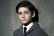 David Mazouz, özellikle televizyon dünyasında canlandırdığı genç Bruce Wayne karakteriyle tanınan Amerikalı oyunculardan biridir. Çocuk yaşlarda kamera karşısına geçen Mazouz, kariyerinin ilk dönemlerinde televizyon dizileri ve reklam projelerinde rol aldıktan sonra dikkat çekici yapımlarda yer alarak oyunculuk alanındaki başarısını ortaya koydu. Onu dünya çapında tanınır hale getiren en önemli rol ise DC Comics evreninin sevilen karakterlerinden Bruce Wayne'i canlandırdığı Gotham dizisi oldu.