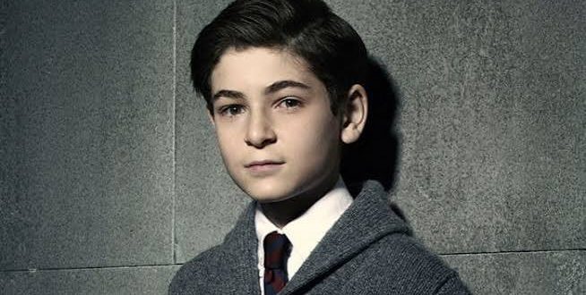 David Mazouz, özellikle televizyon dünyasında canlandırdığı genç Bruce Wayne karakteriyle tanınan Amerikalı oyunculardan biridir. Çocuk yaşlarda kamera karşısına geçen Mazouz, kariyerinin ilk dönemlerinde televizyon dizileri ve reklam projelerinde rol aldıktan sonra dikkat çekici yapımlarda yer alarak oyunculuk alanındaki başarısını ortaya koydu. Onu dünya çapında tanınır hale getiren en önemli rol ise DC Comics evreninin sevilen karakterlerinden Bruce Wayne'i canlandırdığı Gotham dizisi oldu.