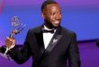 Amerikalı oyuncu Lamorne Morris, televizyon dünyasında özellikle New Girl dizisindeki Winston Bishop karakteriyle tanınan, kariyerini zaman içinde komedi, drama, sinema ve seslendirme gibi farklı alanlara taşıyan başarılı bir sanatçıdır. Mizahi karakterlerdeki doğal performansıyla dikkat çeken Morris, ilerleyen yıllarda daha ciddi rollere yönelerek oyunculuk repertuvarını genişletmiştir.