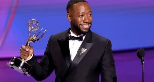 Amerikalı oyuncu Lamorne Morris, televizyon dünyasında özellikle New Girl dizisindeki Winston Bishop karakteriyle tanınan, kariyerini zaman içinde komedi, drama, sinema ve seslendirme gibi farklı alanlara taşıyan başarılı bir sanatçıdır. Mizahi karakterlerdeki doğal performansıyla dikkat çeken Morris, ilerleyen yıllarda daha ciddi rollere yönelerek oyunculuk repertuvarını genişletmiştir.