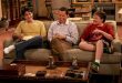 Two and a Half Men, 2003 yılında Amerikan televizyonunda yayın hayatına başlayan ve uzun yıllar boyunca sitcom türünün en bilinen yapımlarından biri haline gelen bir komedi dizisidir. Chuck Lorre ve Lee Aronsohn tarafından yaratılan yapım, merkezine birbirinden oldukça farklı karakterlere sahip iki kardeşi ve küçük bir çocuğu yerleştirerek aile ilişkileri, bekârlık, ilişkiler, para, sorumluluk ve günlük hayatın absürt tarafları üzerinden mizah üretir.