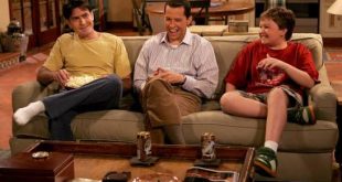 Two and a Half Men, 2003 yılında Amerikan televizyonunda yayın hayatına başlayan ve uzun yıllar boyunca sitcom türünün en bilinen yapımlarından biri haline gelen bir komedi dizisidir. Chuck Lorre ve Lee Aronsohn tarafından yaratılan yapım, merkezine birbirinden oldukça farklı karakterlere sahip iki kardeşi ve küçük bir çocuğu yerleştirerek aile ilişkileri, bekârlık, ilişkiler, para, sorumluluk ve günlük hayatın absürt tarafları üzerinden mizah üretir.