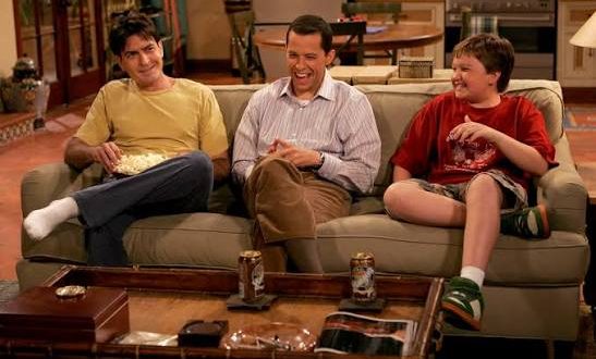 Two and a Half Men, 2003 yılında Amerikan televizyonunda yayın hayatına başlayan ve uzun yıllar boyunca sitcom türünün en bilinen yapımlarından biri haline gelen bir komedi dizisidir. Chuck Lorre ve Lee Aronsohn tarafından yaratılan yapım, merkezine birbirinden oldukça farklı karakterlere sahip iki kardeşi ve küçük bir çocuğu yerleştirerek aile ilişkileri, bekârlık, ilişkiler, para, sorumluluk ve günlük hayatın absürt tarafları üzerinden mizah üretir.