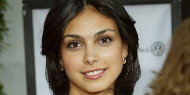 Sinema ve televizyon dünyasında farklı türlerdeki yapımlarda sergilediği performanslarla tanınan Morena Baccarin, özellikle bilim kurgu, aksiyon, drama ve komedi türlerinde öne çıkan Brezilya asıllı Amerikalı oyunculardan biridir. Zarif oyunculuk tarzı, güçlü ekran karizması ve birbirinden farklı karakterlere uyum sağlayabilmesi sayesinde uzun yıllara yayılan başarılı bir kariyere sahiptir. Baccarin, özellikle Firefly, V, Homeland, Gotham ve Deadpool gibi yapımlardaki rolleriyle geniş bir hayran kitlesine ulaşmıştır.