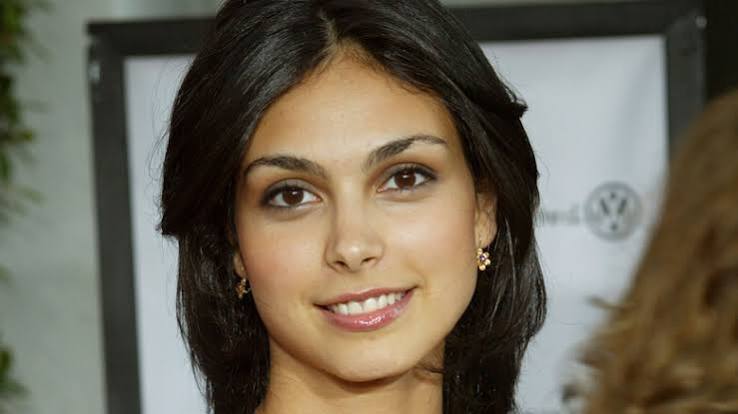 Sinema ve televizyon dünyasında farklı türlerdeki yapımlarda sergilediği performanslarla tanınan Morena Baccarin, özellikle bilim kurgu, aksiyon, drama ve komedi türlerinde öne çıkan Brezilya asıllı Amerikalı oyunculardan biridir. Zarif oyunculuk tarzı, güçlü ekran karizması ve birbirinden farklı karakterlere uyum sağlayabilmesi sayesinde uzun yıllara yayılan başarılı bir kariyere sahiptir. Baccarin, özellikle Firefly, V, Homeland, Gotham ve Deadpool gibi yapımlardaki rolleriyle geniş bir hayran kitlesine ulaşmıştır.