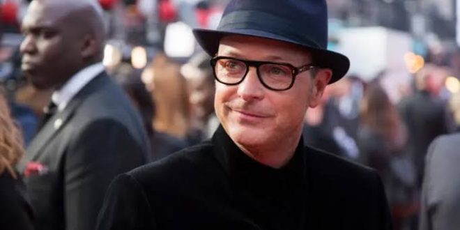 Aksiyon, macera, çizgi roman uyarlamaları ve casusluk filmleri denildiğinde son yıllarda öne çıkan yönetmenlerden biri Matthew Vaughndur. İngiliz sinemasından Hollywood'a uzanan kariyerinde hem yönetmen hem senarist hem de yapımcı olarak çalışan Vaughn, özellikle yüksek tempolu anlatımı, sıra dışı karakterleri, mizahı ve stilize aksiyon sahneleriyle tanınır. Kick-Ass, X-Men: Birinci Sınıf, Kingsman: Gizli Servis ve Kingsman: Altın Çember gibi filmler, onun sinema dünyasındaki en bilinen çalışmalarını oluşturur.