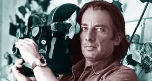 Sinema tarihinde bazı yönetmenler uzun filmografileriyle, bazıları ise tek bir yapımla dönemlerinin kültürel hafızasında kalıcı bir yer edinir. Just Jaeckin de ikinci gruba dahil olan Fransız sanatçılardan biridir. Yönetmen, fotoğrafçı, heykeltıraş ve görsel sanatçı kimliklerini bir arada taşıyan Jaeckin, özellikle 1974 yılında çektiği Emmanuelle filmiyle uluslararası üne kavuşmuştur.