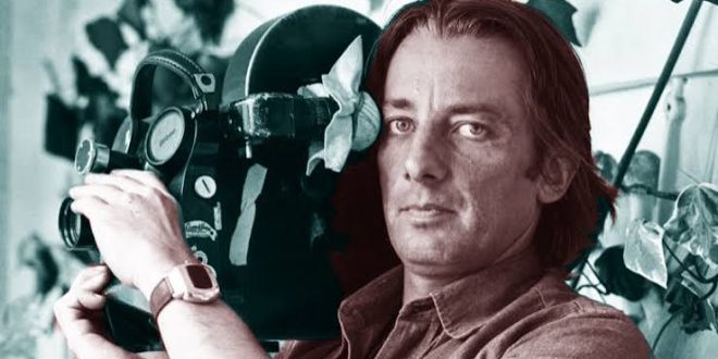 Sinema tarihinde bazı yönetmenler uzun filmografileriyle, bazıları ise tek bir yapımla dönemlerinin kültürel hafızasında kalıcı bir yer edinir. Just Jaeckin de ikinci gruba dahil olan Fransız sanatçılardan biridir. Yönetmen, fotoğrafçı, heykeltıraş ve görsel sanatçı kimliklerini bir arada taşıyan Jaeckin, özellikle 1974 yılında çektiği Emmanuelle filmiyle uluslararası üne kavuşmuştur.