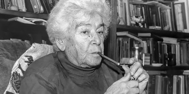 Mina Urgan’ın Bir Dinozorun Anıları adlı eseri, Türk edebiyatında anı türünün dikkat çekici örneklerinden biri olarak öne çıkar. İlk kez 1990’ların sonunda okurla buluşan kitap, yalnızca bir yazarın kendi geçmişine dönüp baktığı kişisel bir anlatı değildir. Mina Urgan, yaşamının farklı dönemlerini aktarırken çocukluğundan eğitim yıllarına, akademik çalışmalarından dostluklarına, İstanbul’un değişen yüzünden edebiyat ve sanat çevrelerine kadar geniş bir dünyayı da anlatır.
