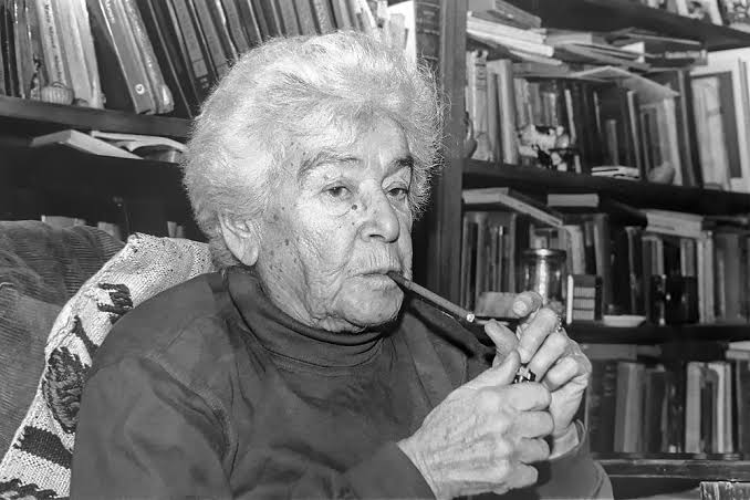 Mina Urgan’ın Bir Dinozorun Anıları adlı eseri, Türk edebiyatında anı türünün dikkat çekici örneklerinden biri olarak öne çıkar. İlk kez 1990’ların sonunda okurla buluşan kitap, yalnızca bir yazarın kendi geçmişine dönüp baktığı kişisel bir anlatı değildir. Mina Urgan, yaşamının farklı dönemlerini aktarırken çocukluğundan eğitim yıllarına, akademik çalışmalarından dostluklarına, İstanbul’un değişen yüzünden edebiyat ve sanat çevrelerine kadar geniş bir dünyayı da anlatır.
