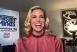 Amerikalı oyuncu, model ve televizyon sunucusu Brooke Burns, özellikle 1990'ların sonlarından itibaren televizyon dünyasında adını duyuran çok yönlü sanatçılardan biridir. Güzellik yarışmaları veya modellik üzerinden tanınan birçok ismin aksine Burns, kariyerini zaman içinde oyunculuk ve televizyon sunuculuğuna taşıyarak farklı alanlarda deneyim kazandı. Özellikle Baywatch dizisindeki Jessie Owens rolü, onun uluslararası ölçekte tanınmasını sağlayan en önemli çalışmalardan biri oldu.