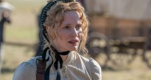 Kadın Önde Yürür (Woman Walks Ahead), 2017 yılında sinemaseverlerle buluşan biyografik drama türündeki bir Western filmidir. Yönetmen koltuğunda Susanna White'ın oturduğu yapımın senaryosu, özellikle güçlü karakter anlatılarıyla tanınan Steven Knight tarafından kaleme alınmıştır. Başrollerde Jessica Chastain, Michael Greyeyes, Chaske Spencer ve Sam Rockwell yer alır.