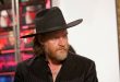 Donal Logue kimdir? Sinema ve televizyon dünyasında uzun yıllardır aktif olarak yer alan Donal Logue, farklı türlerdeki yapımlarda canlandırdığı karakterlerle tanınan başarılı bir oyuncudur. Komediden dramaya, suç dizilerinden aksiyon filmlerine kadar oldukça geniş bir alanda çalışan Logue, özellikle televizyon projelerindeki güçlü performanslarıyla dikkat çekmiştir.