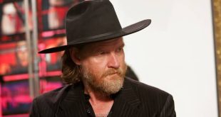 Donal Logue kimdir? Sinema ve televizyon dünyasında uzun yıllardır aktif olarak yer alan Donal Logue, farklı türlerdeki yapımlarda canlandırdığı karakterlerle tanınan başarılı bir oyuncudur. Komediden dramaya, suç dizilerinden aksiyon filmlerine kadar oldukça geniş bir alanda çalışan Logue, özellikle televizyon projelerindeki güçlü performanslarıyla dikkat çekmiştir.