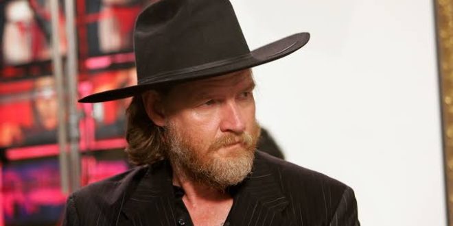 Donal Logue kimdir? Sinema ve televizyon dünyasında uzun yıllardır aktif olarak yer alan Donal Logue, farklı türlerdeki yapımlarda canlandırdığı karakterlerle tanınan başarılı bir oyuncudur. Komediden dramaya, suç dizilerinden aksiyon filmlerine kadar oldukça geniş bir alanda çalışan Logue, özellikle televizyon projelerindeki güçlü performanslarıyla dikkat çekmiştir.