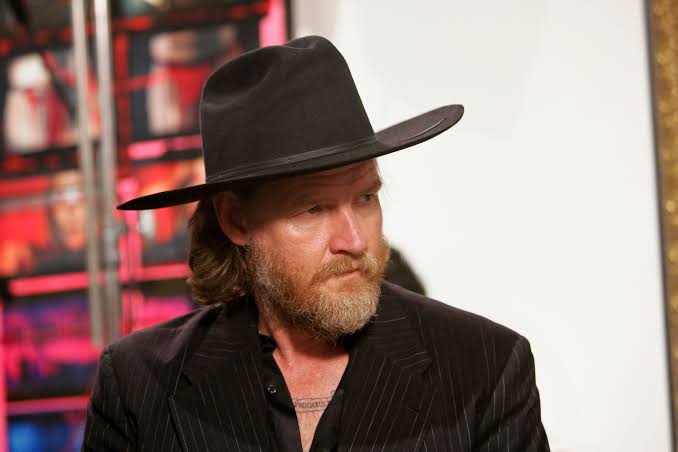 Donal Logue kimdir? Sinema ve televizyon dünyasında uzun yıllardır aktif olarak yer alan Donal Logue, farklı türlerdeki yapımlarda canlandırdığı karakterlerle tanınan başarılı bir oyuncudur. Komediden dramaya, suç dizilerinden aksiyon filmlerine kadar oldukça geniş bir alanda çalışan Logue, özellikle televizyon projelerindeki güçlü performanslarıyla dikkat çekmiştir.