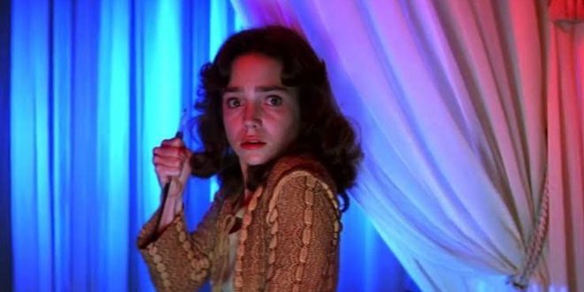 Bazı filmler yeniden çevrim olduklarında geçmişteki yapımın izinden yürür, bazıları ise kaynak eseri yalnızca bir başlangıç noktası olarak kullanır. Luca Guadagnino'nun yönettiği 2018 yapımı Suspiria, ikinci gruba giren filmlerden biri. Dario Argento'nun 1977 tarihli kült korku klasiğinden yola çıkan yapım, aynı temel hikâye fikrini korurken anlatıyı, karakterleri, dönemin atmosferini ve korku anlayışını büyük ölçüde değiştiriyor.