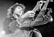 Rock müziğin gelişiminde bazı müzisyenler yalnızca kendi dönemlerinin yıldızları olarak kalmaz, kendilerinden sonra gelen sanatçıların müzik anlayışını da değiştirir. Jimmy Page, bu isimlerin başında gelir. Gitarist kimliğinin yanı sıra besteci, aranjör ve prodüktör olarak da çalışan Page, özellikle Led Zeppelin ile rock müziğin yönünü değiştiren sanatçılardan biri oldu.