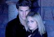 1990'ların sonlarında televizyon dünyasına adım atan Buffy the Vampire Slayer, vampir avcılığı fikrini gençlik dramasıyla birleştirerek kendine özgü bir anlatı dünyası kurmayı başaran yapımlardan biridir. Joss Whedon'ın yaratıcılığında şekillenen dizi; korku, fantastik, komedi, aksiyon ve dramı aynı hikâye içerisinde buluşturur. İlk bakışta yalnızca doğaüstü yaratıklarla savaşan genç bir kızın maceralarını anlatıyor gibi görünse de yapımın asıl dikkat çekici tarafı, fantastik olayların arkasına yerleştirdiği insan hikâyeleridir.