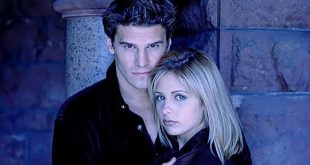 1990'ların sonlarında televizyon dünyasına adım atan Buffy the Vampire Slayer, vampir avcılığı fikrini gençlik dramasıyla birleştirerek kendine özgü bir anlatı dünyası kurmayı başaran yapımlardan biridir. Joss Whedon'ın yaratıcılığında şekillenen dizi; korku, fantastik, komedi, aksiyon ve dramı aynı hikâye içerisinde buluşturur. İlk bakışta yalnızca doğaüstü yaratıklarla savaşan genç bir kızın maceralarını anlatıyor gibi görünse de yapımın asıl dikkat çekici tarafı, fantastik olayların arkasına yerleştirdiği insan hikâyeleridir.