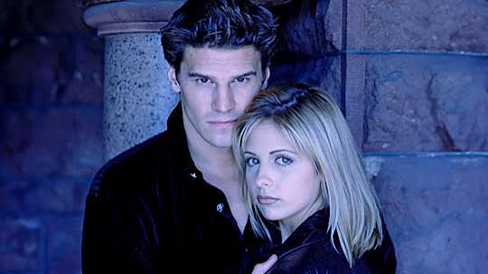 1990'ların sonlarında televizyon dünyasına adım atan Buffy the Vampire Slayer, vampir avcılığı fikrini gençlik dramasıyla birleştirerek kendine özgü bir anlatı dünyası kurmayı başaran yapımlardan biridir. Joss Whedon'ın yaratıcılığında şekillenen dizi; korku, fantastik, komedi, aksiyon ve dramı aynı hikâye içerisinde buluşturur. İlk bakışta yalnızca doğaüstü yaratıklarla savaşan genç bir kızın maceralarını anlatıyor gibi görünse de yapımın asıl dikkat çekici tarafı, fantastik olayların arkasına yerleştirdiği insan hikâyeleridir.