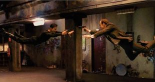 Matrix, 1999 yılında vizyona giren ve bilimkurgu ile aksiyon türlerini kendine özgü bir anlatım diliyle birleştiren önemli bir sinema yapımıdır. Wachowski kardeşler tarafından yazılıp yönetilen film, yalnızca dönemin teknolojik imkânlarını etkileyici biçimde kullanmasıyla değil, gerçeklik, özgür irade, insan bilinci ve teknoloji arasındaki ilişki üzerine düşündüren hikâyesiyle de sinema tarihinde özel bir yere sahiptir.