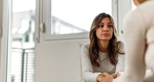 Psikotik depresyon, majör depresyonun ağır seyreden biçimlerinden biri olarak kabul edilen ve depresyon belirtilerine psikoz belirtilerinin eşlik ettiği ciddi bir ruhsal sağlık durumudur. Kişinin yoğun çökkünlük, umutsuzluk, ilgi ve zevk kaybı gibi depresif belirtilerinin yanında gerçeklikle bağını etkileyebilen sanrılar veya halüsinasyonlar yaşaması, bu tabloyu diğer depresyon türlerinden ayıran temel özelliklerden biridir.