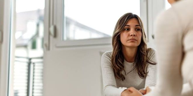 Psikotik depresyon, majör depresyonun ağır seyreden biçimlerinden biri olarak kabul edilen ve depresyon belirtilerine psikoz belirtilerinin eşlik ettiği ciddi bir ruhsal sağlık durumudur. Kişinin yoğun çökkünlük, umutsuzluk, ilgi ve zevk kaybı gibi depresif belirtilerinin yanında gerçeklikle bağını etkileyebilen sanrılar veya halüsinasyonlar yaşaması, bu tabloyu diğer depresyon türlerinden ayıran temel özelliklerden biridir.