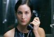 Bilimkurgu sinemasının unutulmaz kadın karakterleri arasında özel bir yere sahip olan Carrie-Anne Moss, özellikle The Matrix serisindeki Trinity performansıyla dünya çapında tanınan Kanadalı bir aktristir. Güçlü ekran enerjisi, aksiyon sahnelerindeki başarısı ve dramatik karakterlerdeki etkileyici oyunculuğuyla dikkat çeken Moss, kariyeri boyunca yalnızca gişe filmlerinde değil, televizyon dizileri ve bağımsız yapımlarda da önemli roller üstlenmiştir.