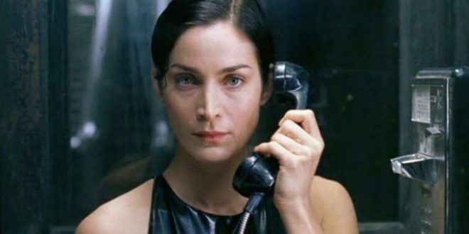 Bilimkurgu sinemasının unutulmaz kadın karakterleri arasında özel bir yere sahip olan Carrie-Anne Moss, özellikle The Matrix serisindeki Trinity performansıyla dünya çapında tanınan Kanadalı bir aktristir. Güçlü ekran enerjisi, aksiyon sahnelerindeki başarısı ve dramatik karakterlerdeki etkileyici oyunculuğuyla dikkat çeken Moss, kariyeri boyunca yalnızca gişe filmlerinde değil, televizyon dizileri ve bağımsız yapımlarda da önemli roller üstlenmiştir.